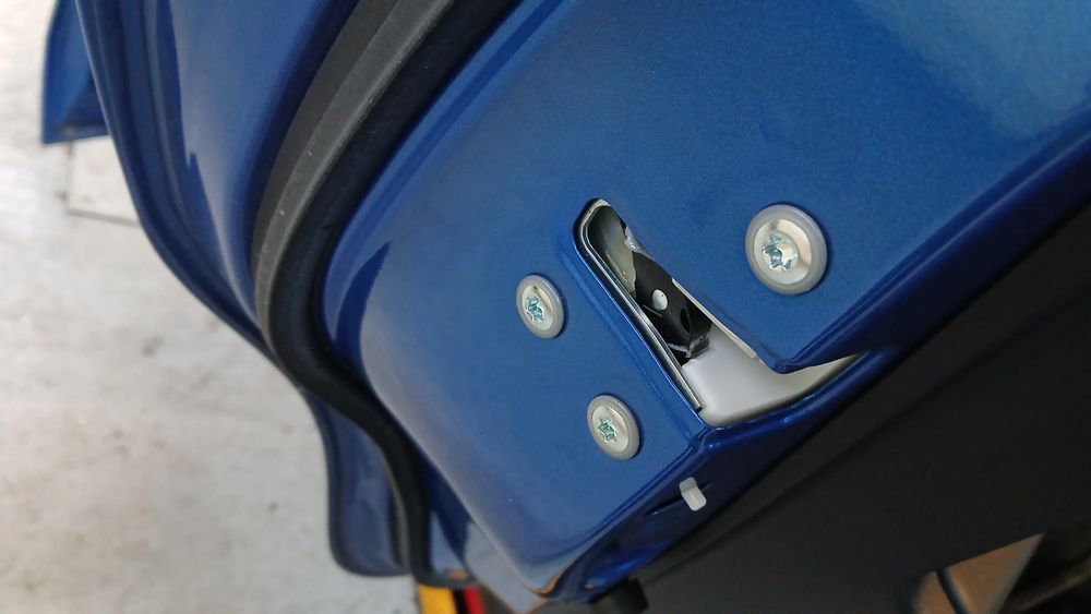 Fechadura / fecho porta trás esquerdo SUZUKI Swift V (RZ, AZ)