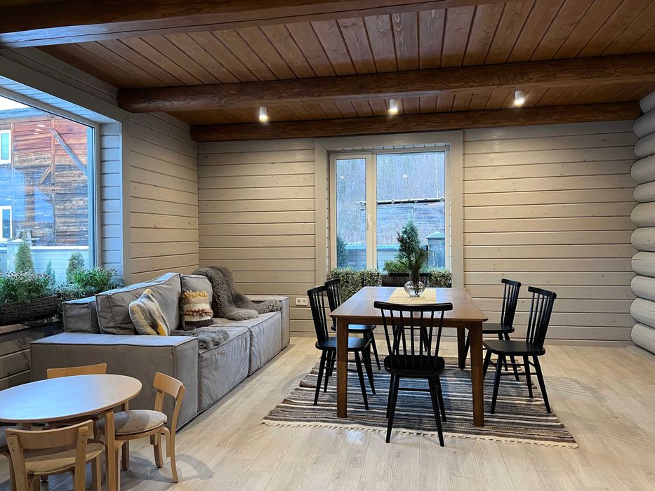 СУЧАСНИЙ БУДИНОК, відпочинок В КАРПАТАХ біля річки та лісу, зал 30м2