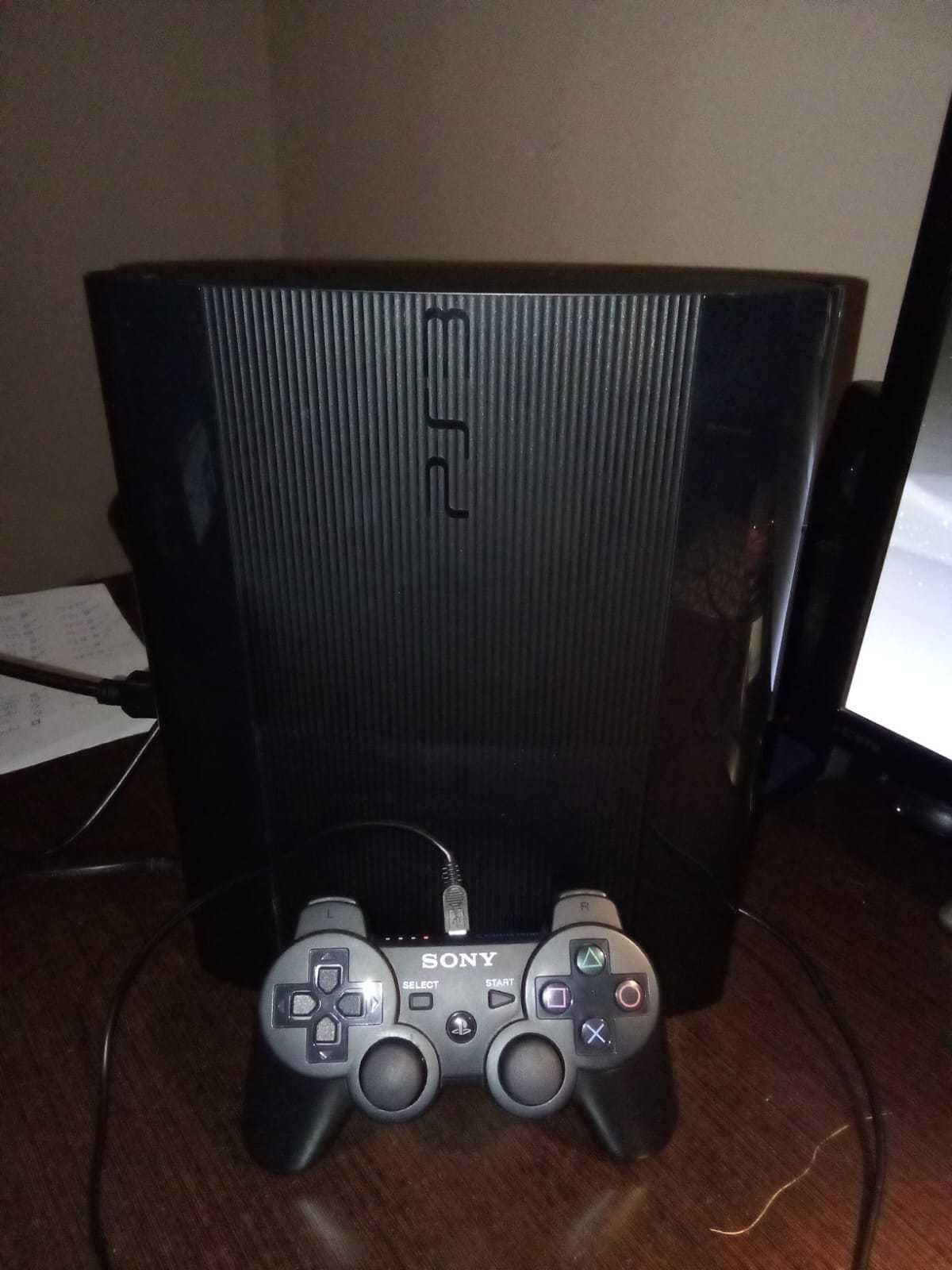 Vendo PS3 super slim 500gb c/ Modern Warfare 2 e Fifa 15