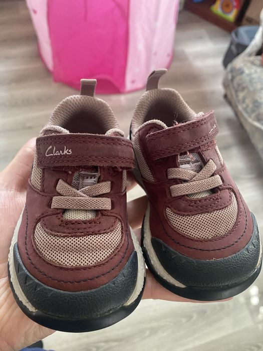 Продам дитячі кросівки clarks