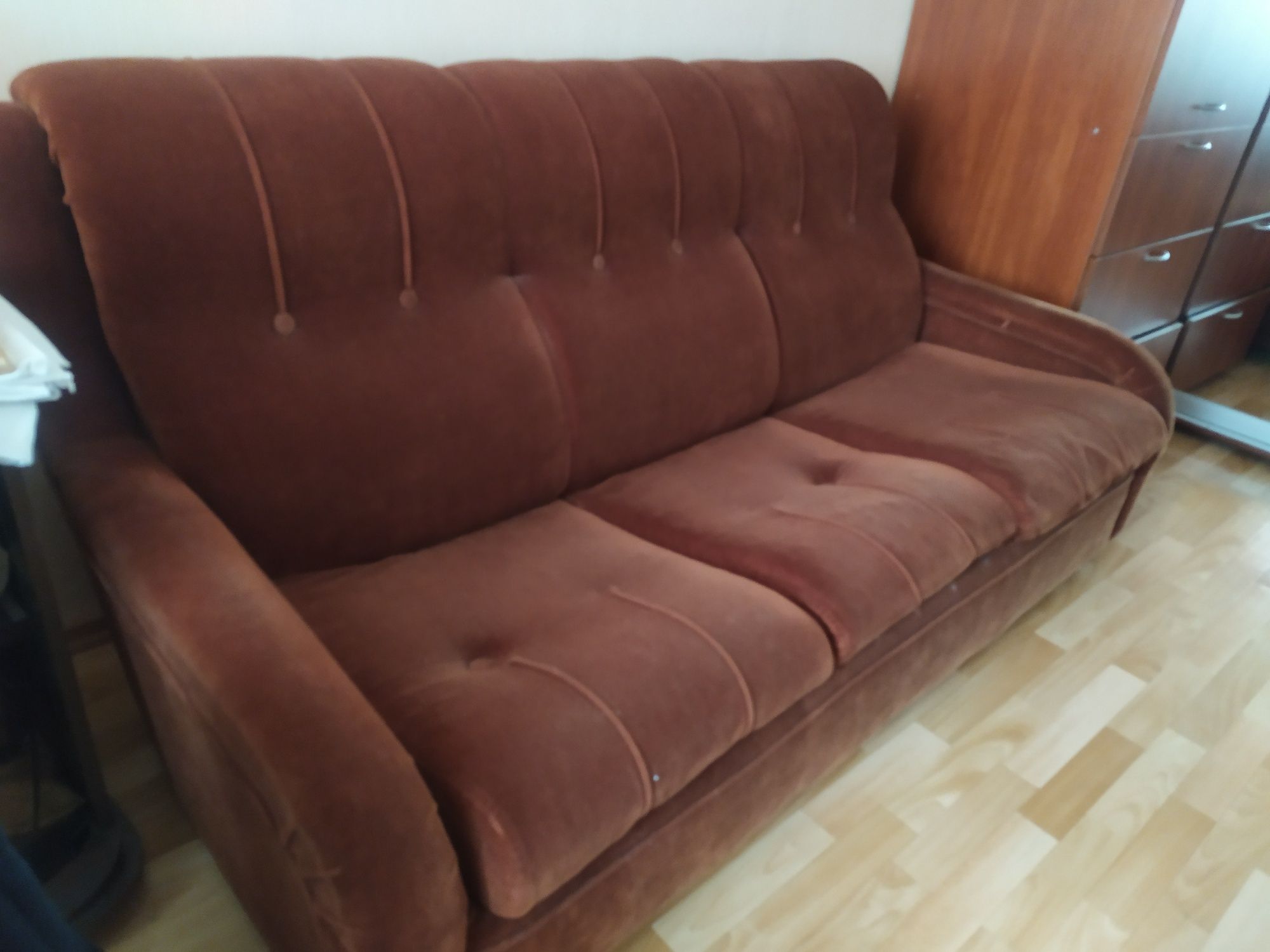 Двухместная диван - кровать  в хорошем состоянии