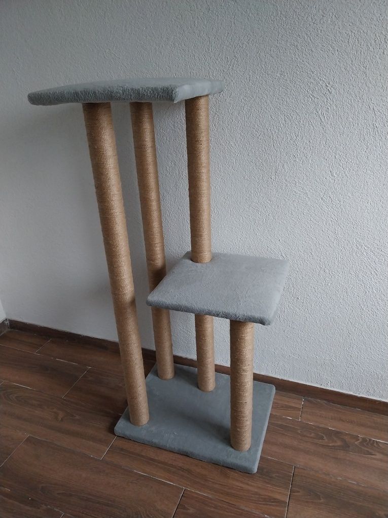 Stabilny wysoki drapak dla kota