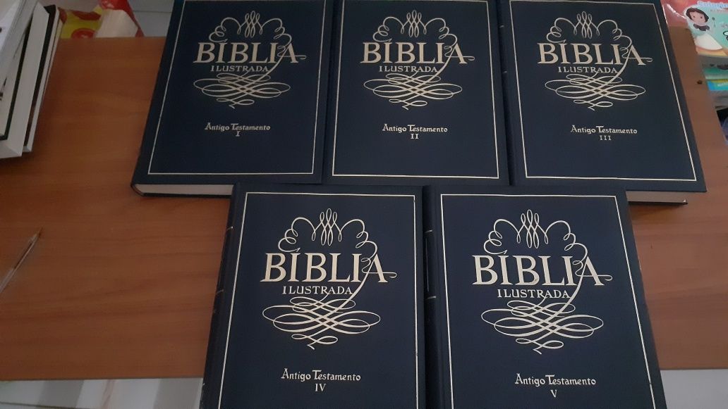 Biblia ilustrada antigo e novo testamento Editorial Universus