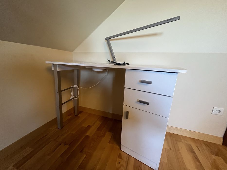 Biurko kosmetyczne z pochłaniaczem + lampka