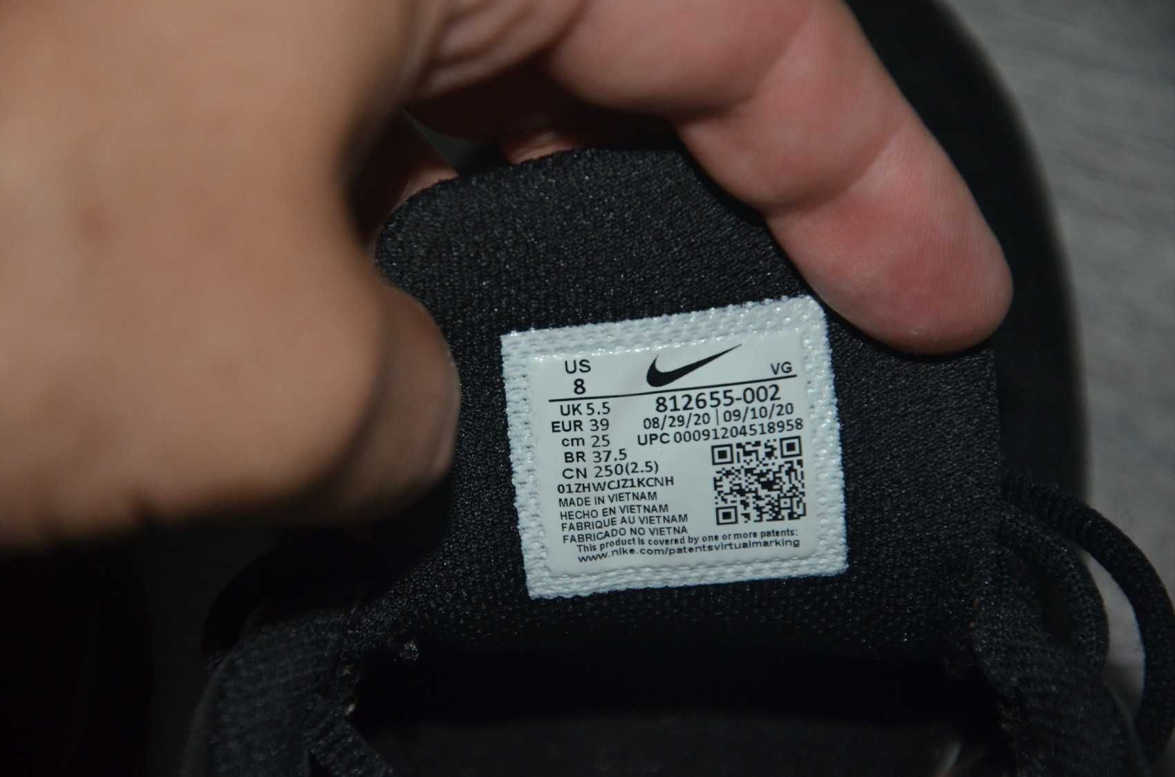 Продам кросівки ФІРМА NIKE Tanjun