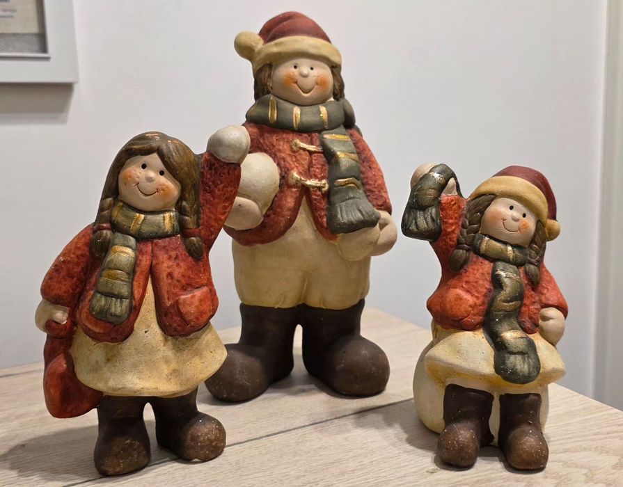 Figurki dekoracjujne , ceramiczne o tematyce świątecznej