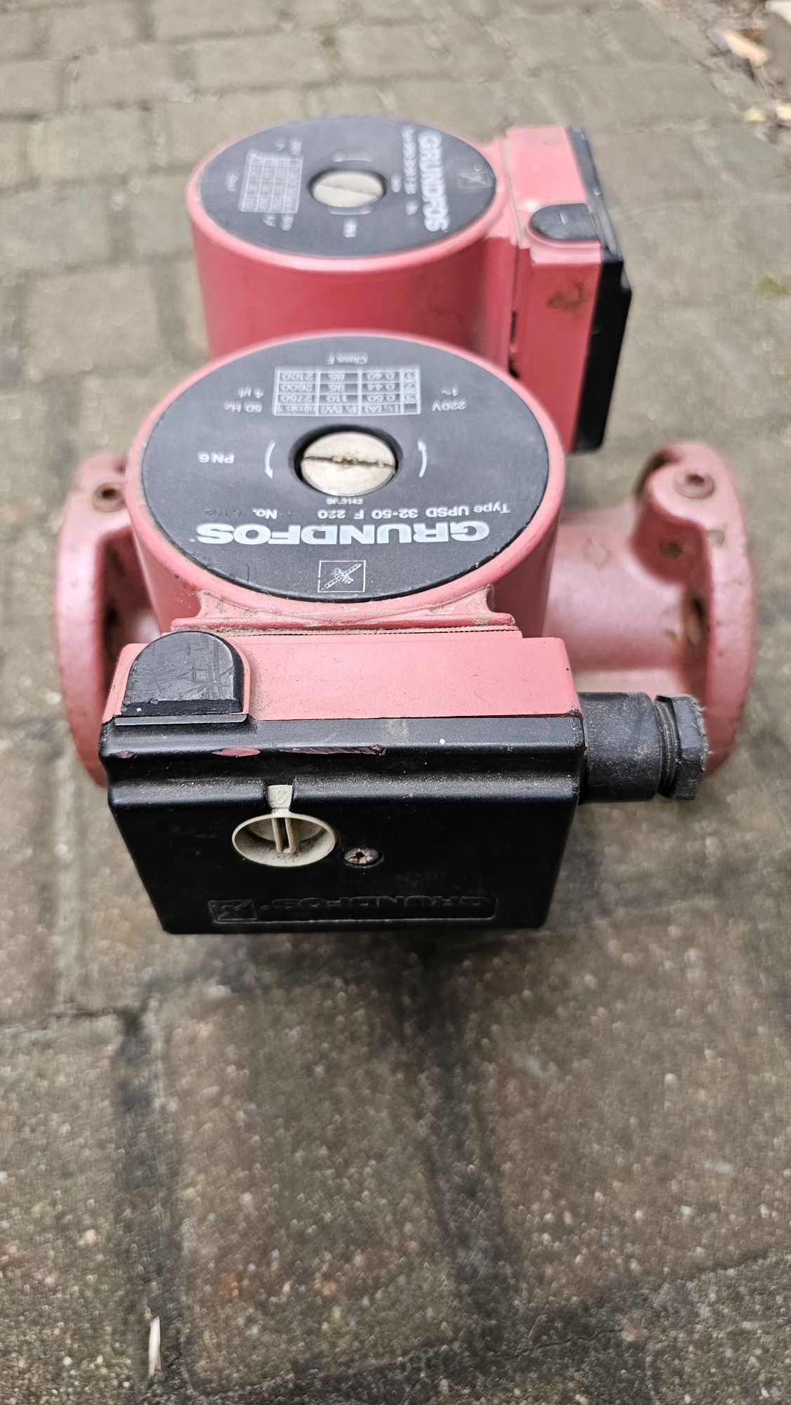 Podwójna pompa wody obiegowa Grundfos UPSD 32-50 F 220