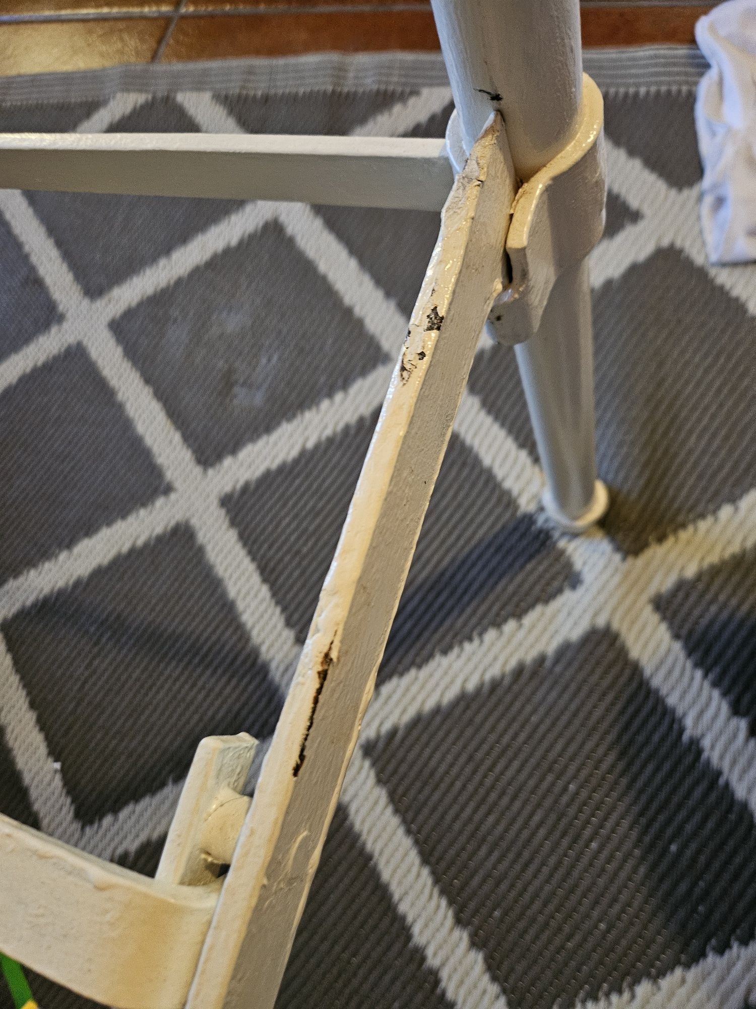 Cama de ferro pintada de branco
