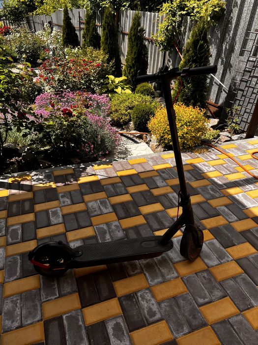Продам электросамокат Xiaomi Mi Scooter Pro.