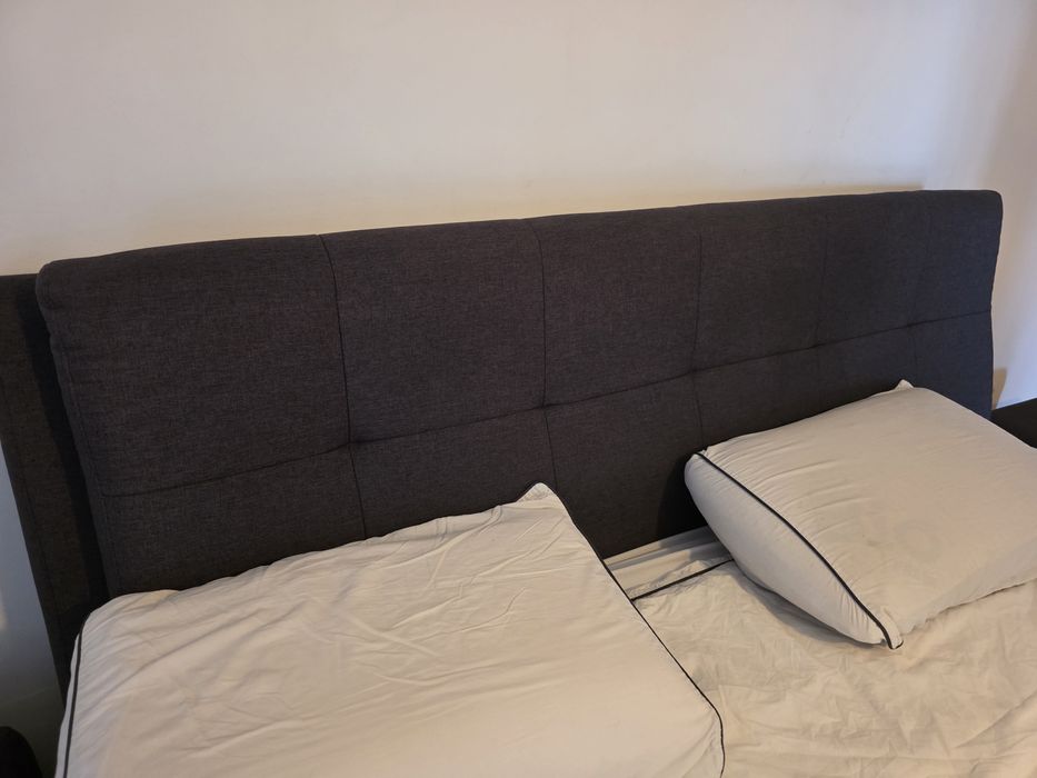 Mobília de quarto: Cama e mesas de cabeceira