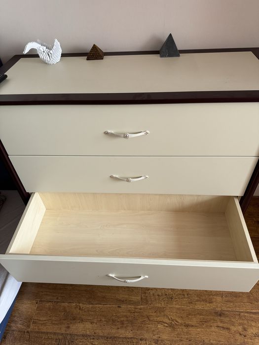 Комод тумба из натурального дерева цвет слоновой кости , четыре ящика