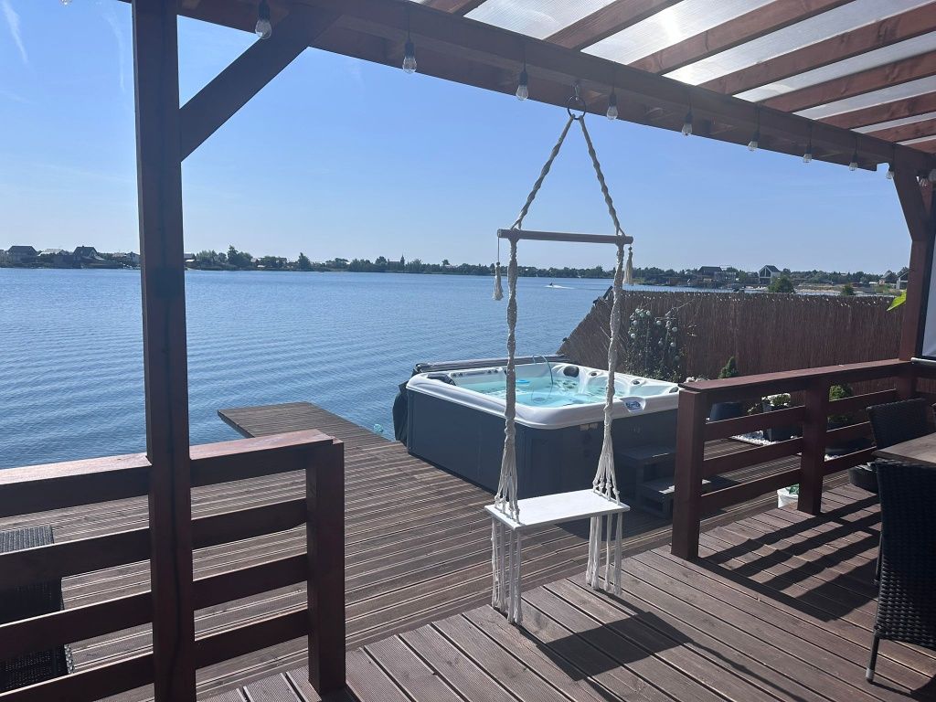Domek nad jeziorem z własną plażą , sauna, jacuzzi