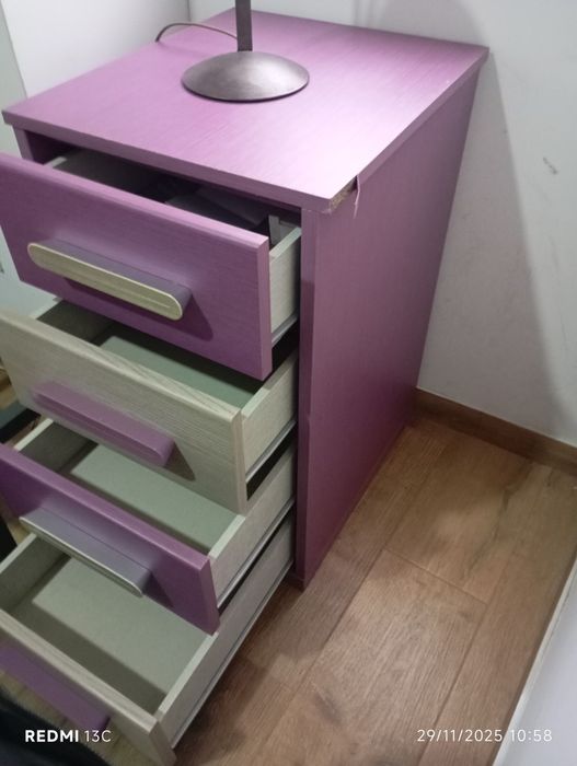 Guarda fatos com bastante arrumação e mesinha cabeceira