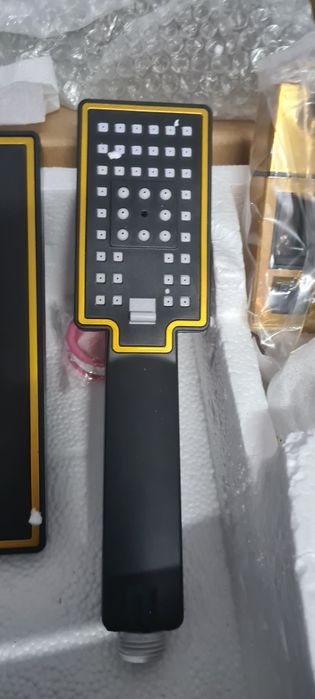 Conjunto de chuveiro, com acabamento em preto e dourado.