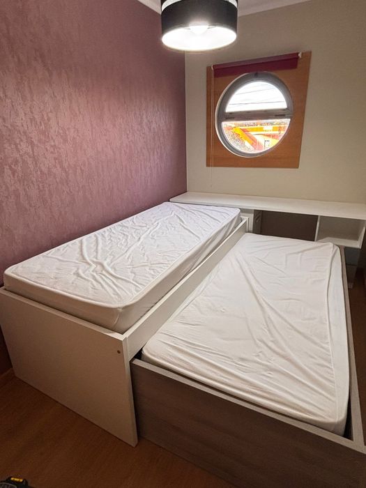 Cama solteiro embutida com arrumação