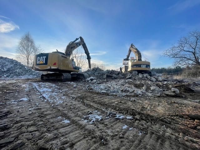 Kucie betonu , rozkuwanie posadzek , młot wyburzeniowy , koparka