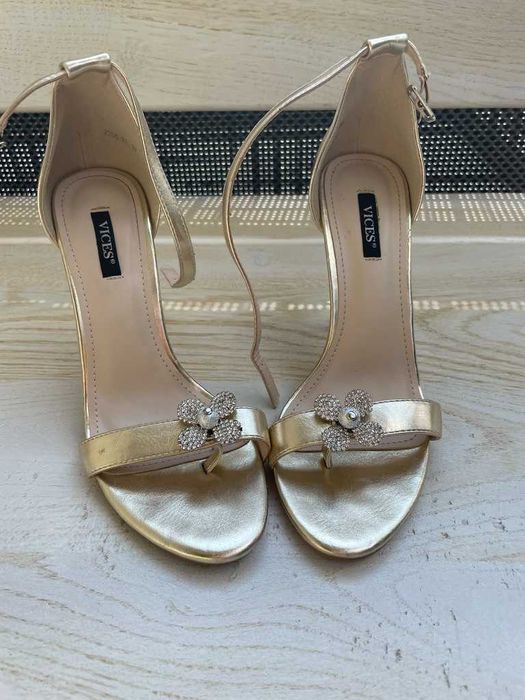 Złote buty na obcasie z kwiatami z cyrkoni | Skórzane | Rozmiar 36