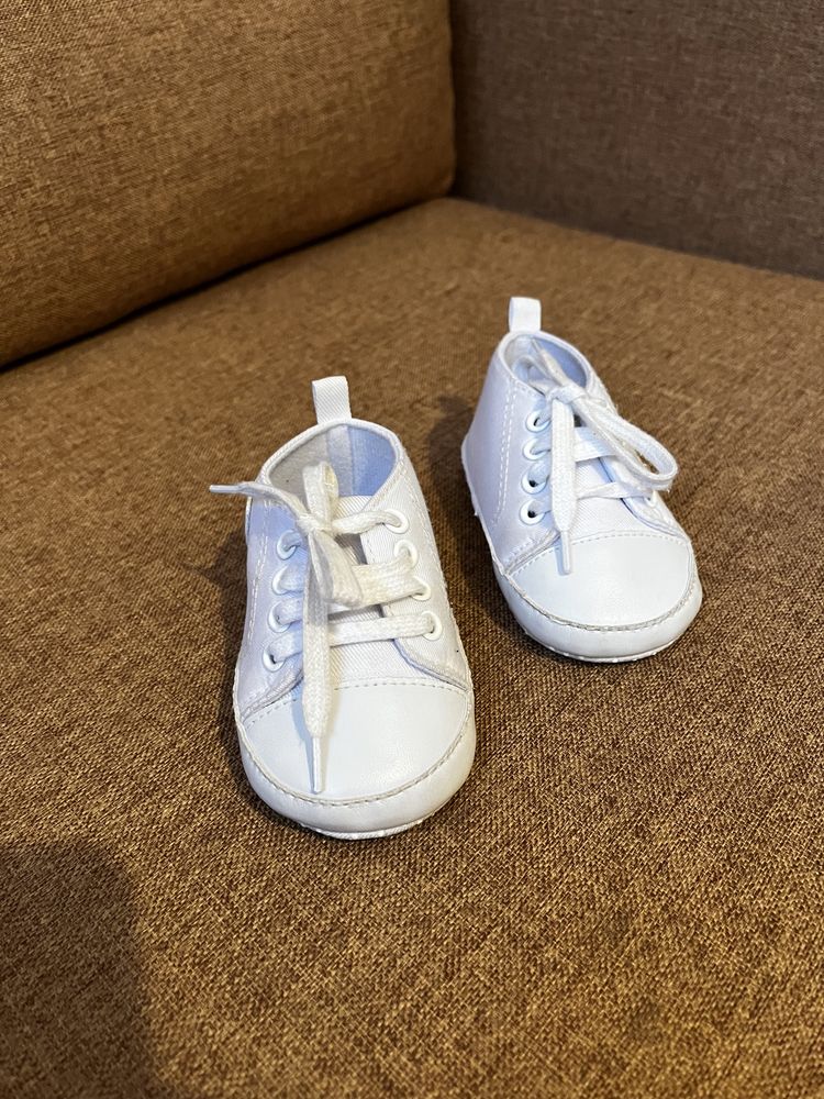Білі кросівки(пінетки) на немовля 3-6 міс