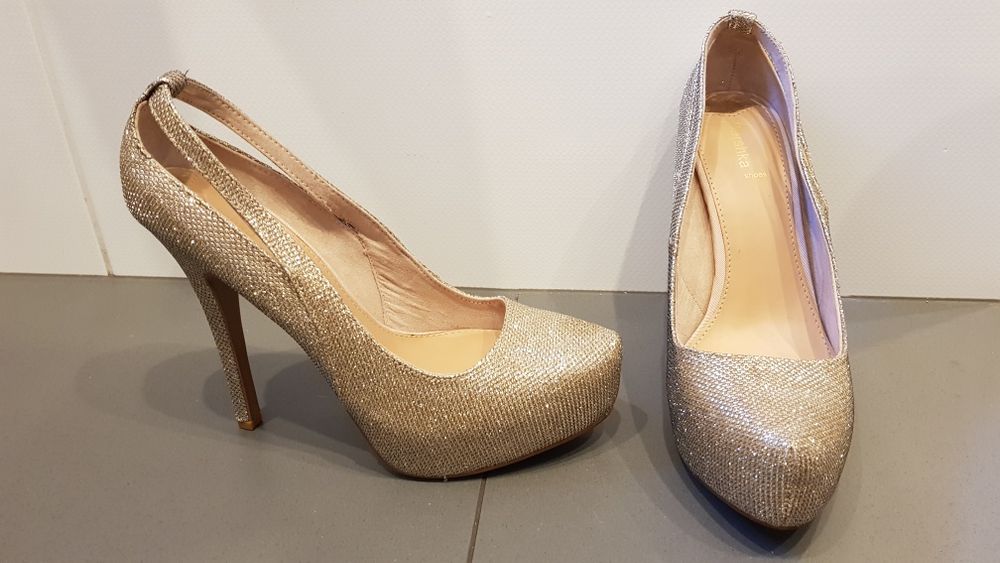 Złote, błyszczące szpilki, czółenka Bershka