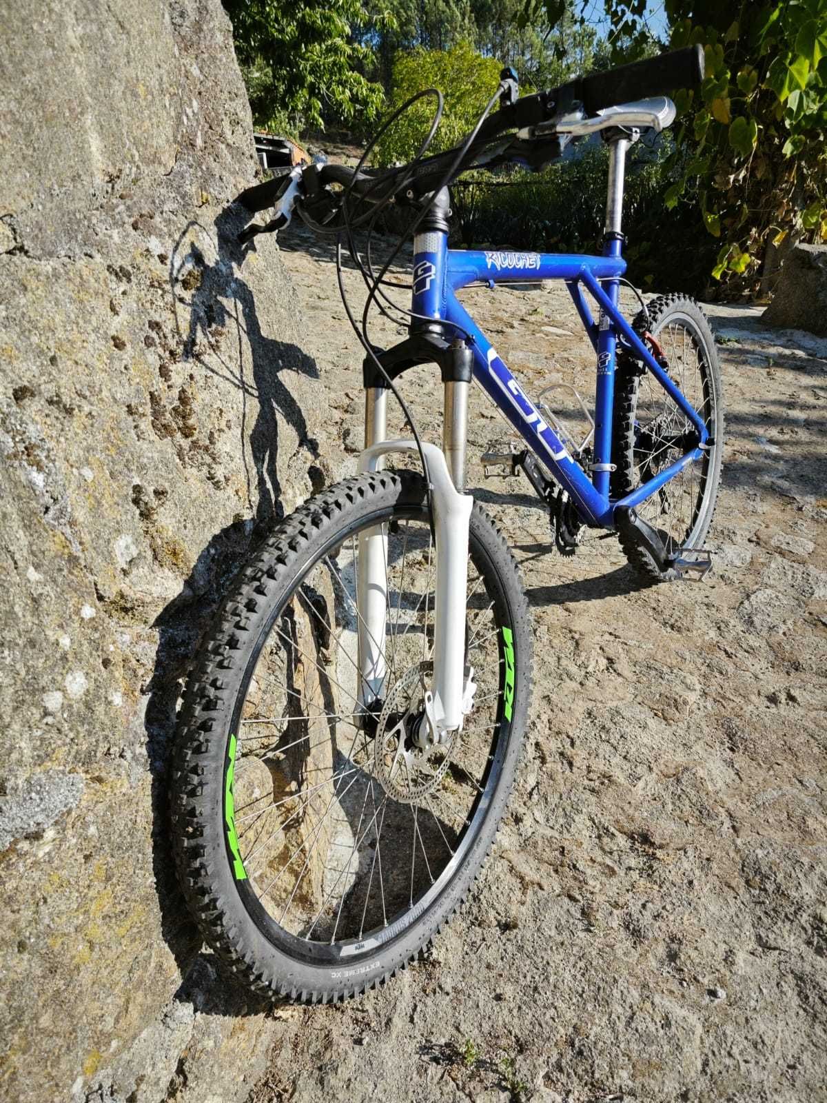 Bicicleta de BTT - Roda 26 polegadas de marca GT (USA)