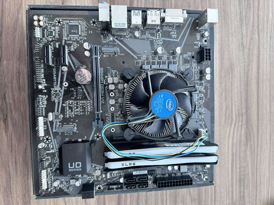 Zestaw B560M DS3H i3-10100F PNY XLR8