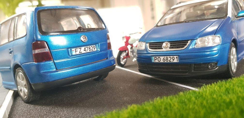Volkswagen Touran + przyczepka zestaw  1/24