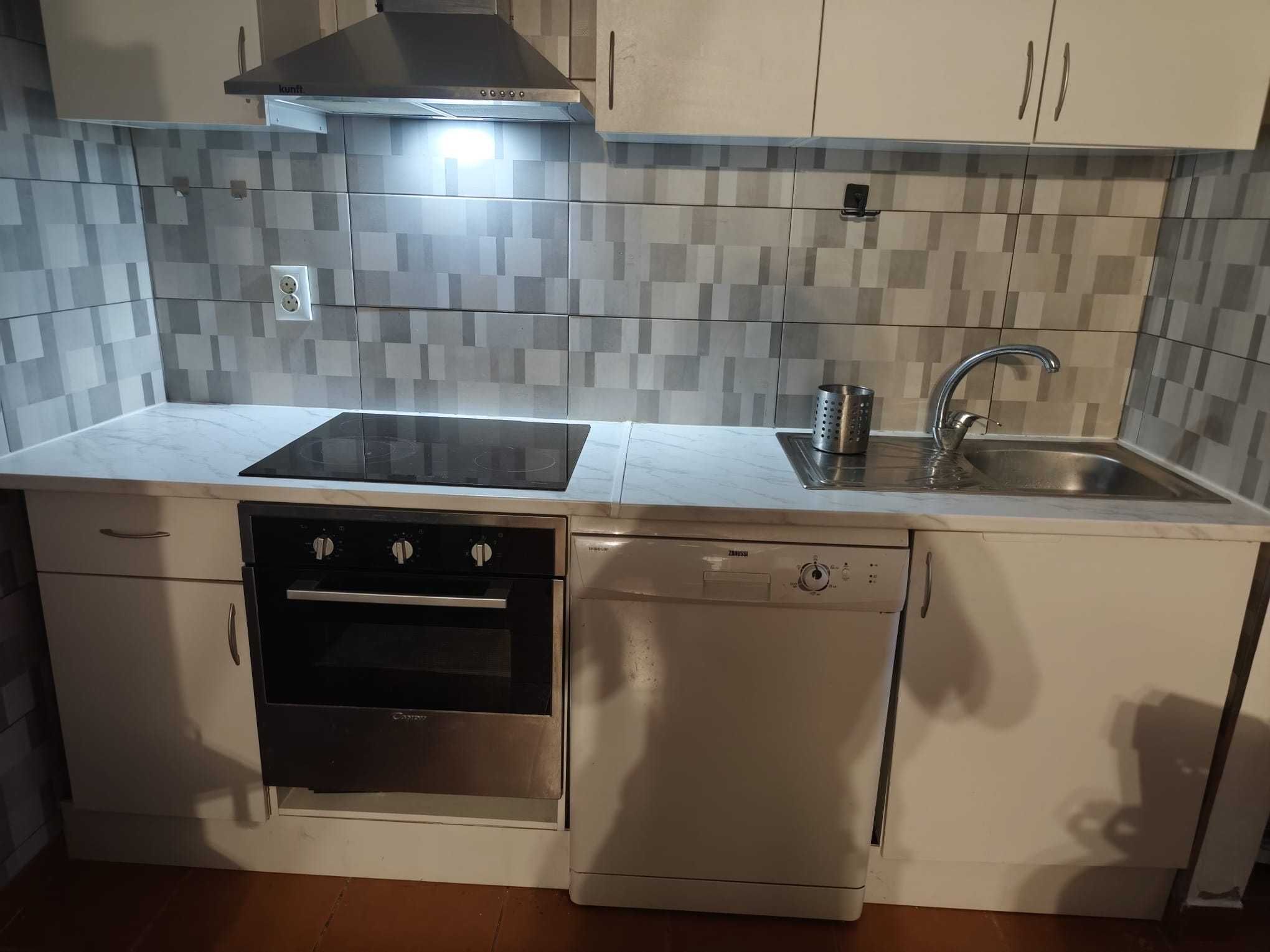 Cozinha a bom preço em excelente estado Equipada