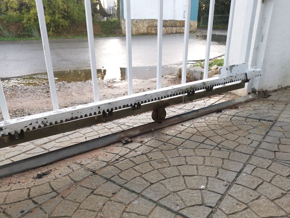 Portão grande em ferro de entrada