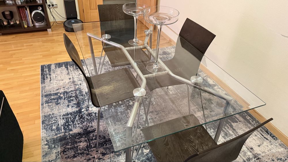 Mesa de sala de vidro e 4 cadeiras de madeira