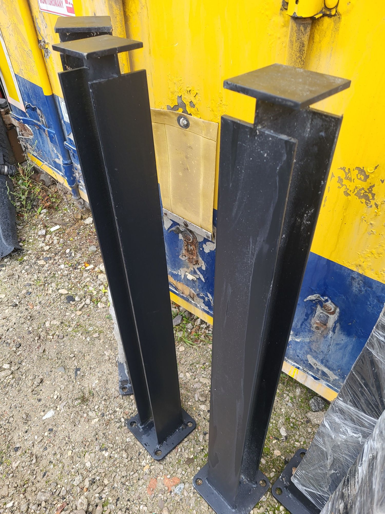 Słupy stalowe, czarne solidne. Bariery ochronne, konstrukcyjne