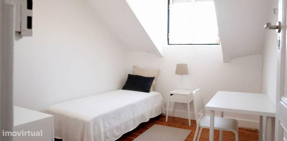 303067 - Quarto com cama de solteiro em...