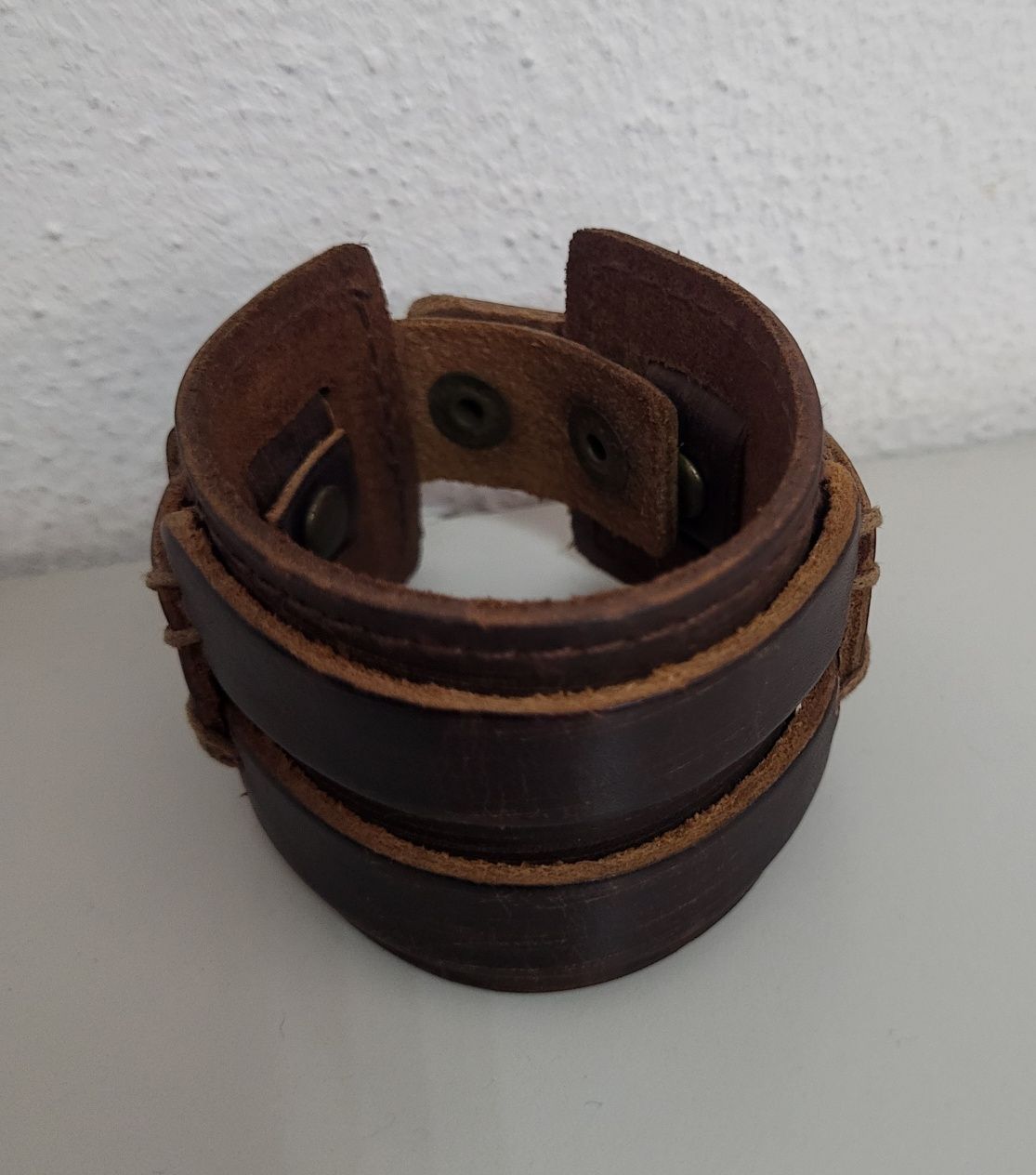 Pulseira de couro castanha.