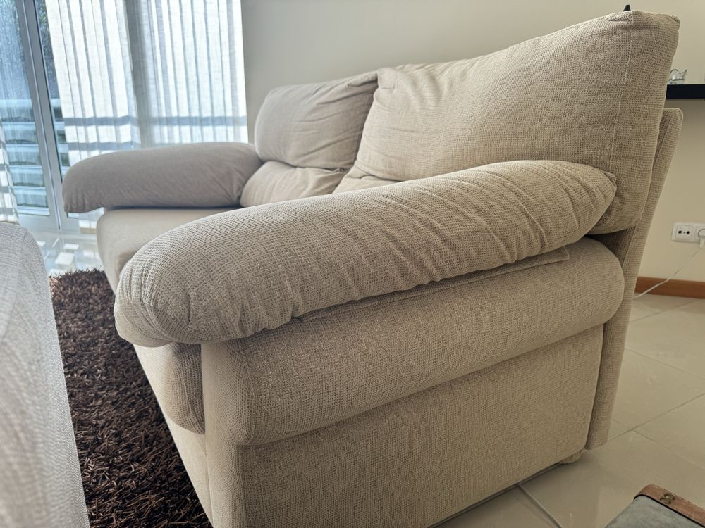 Sofá de tecido creme com 1,80 mts cumprimento
