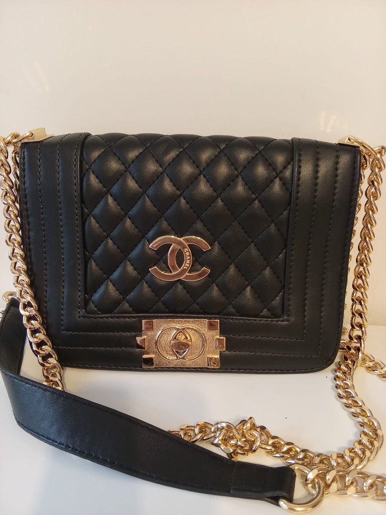 Piękne torebka cross body Chanel stanie idealnym