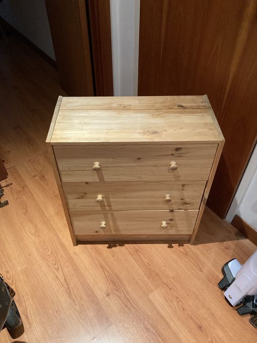 Movel em pinho macico com 3 gavetas