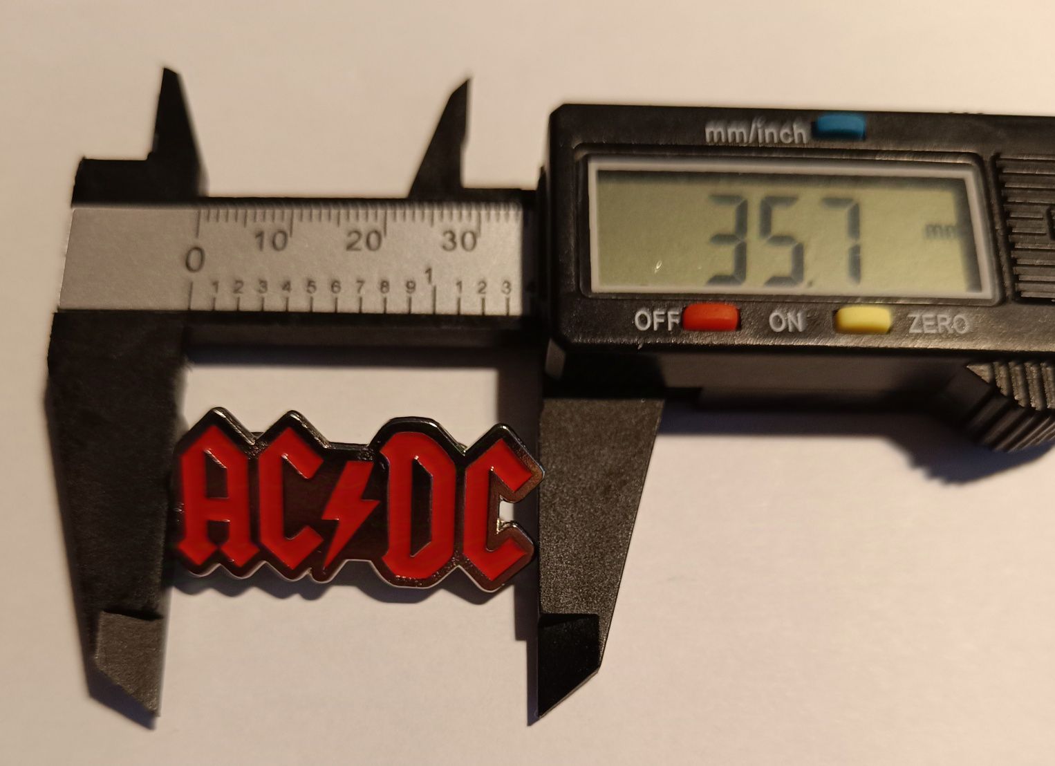 Przypinka - zespołu AC/DC