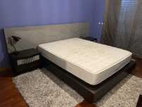 Quarto de casal (cama, camiseiro e cómoda) com pormenores em lacado