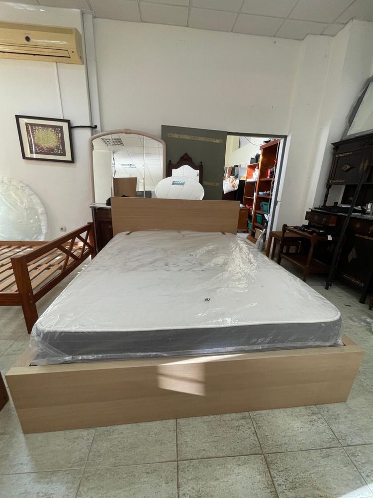 Cama de madeira c/ colchão