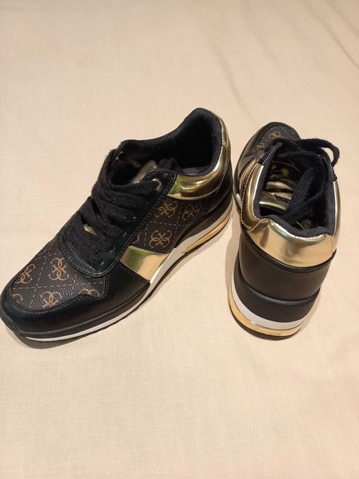 Sapatilhas Guess, pretas e douradas