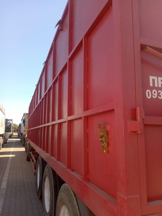 Напівпричіп зерновоз в доброму стані.