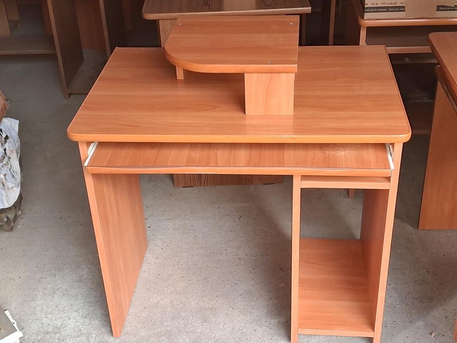 Biurka komputerowe z wysuwaną półka na klawiatura mozliwy transport