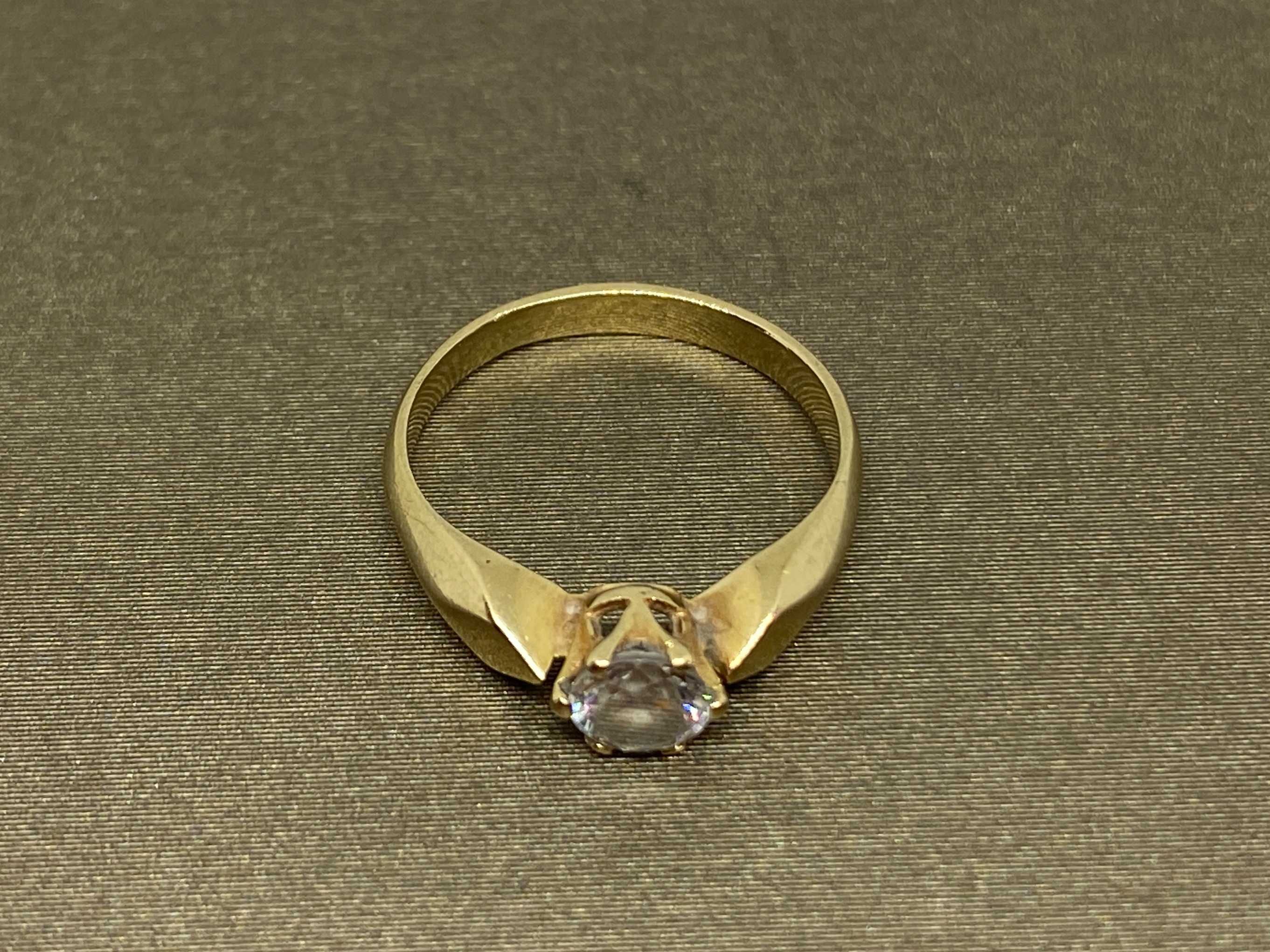 Śliczny złoty pierścionek zaręczynowy  585  R-10,5