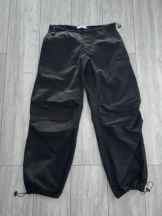 Czarne spodnie parachute S stradivarius