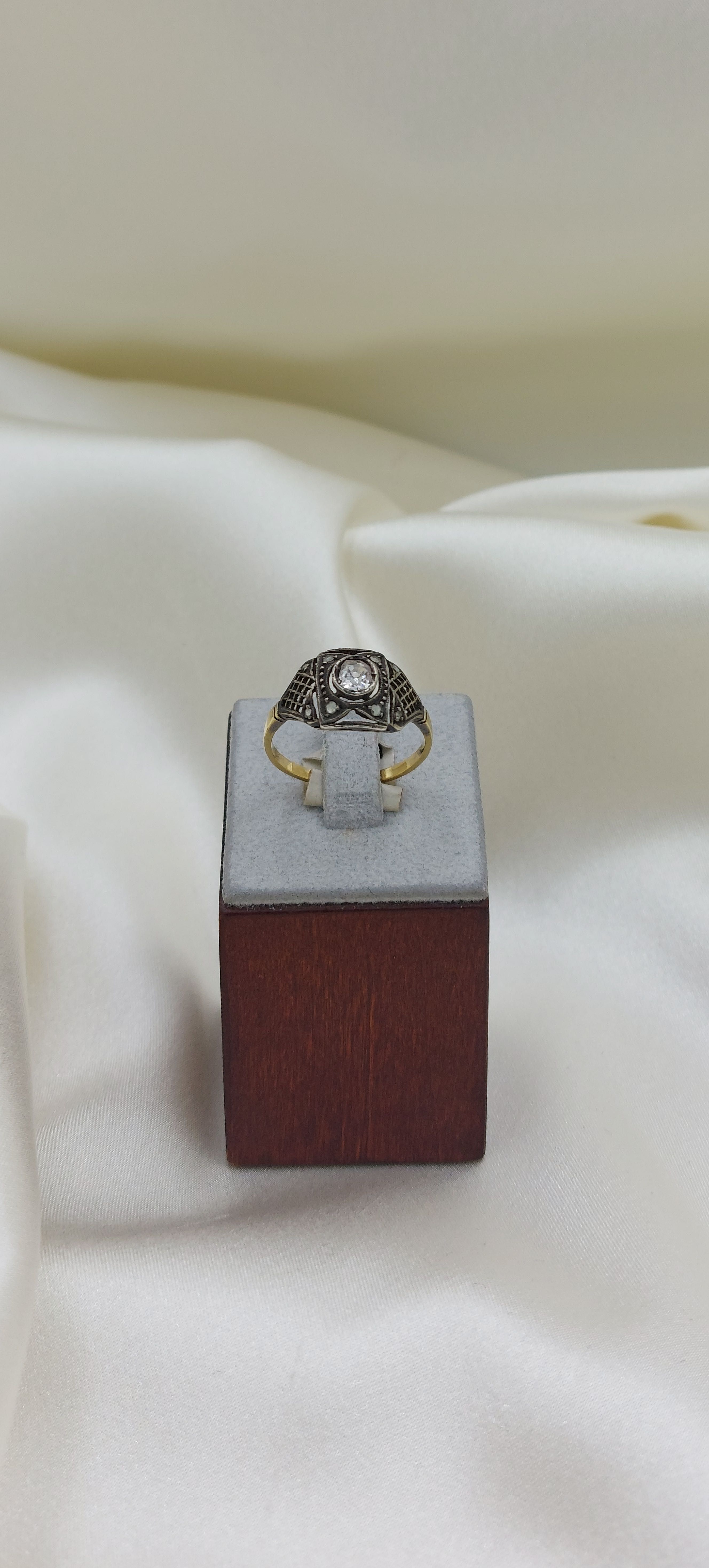 Złoty pierścionek Art Deco z diamentem.