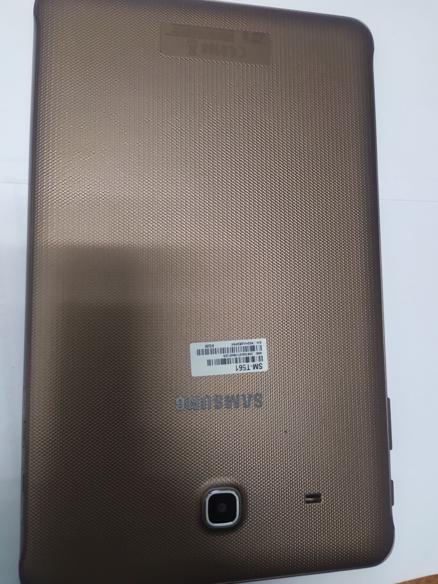 Планшет Samsung SM-T561