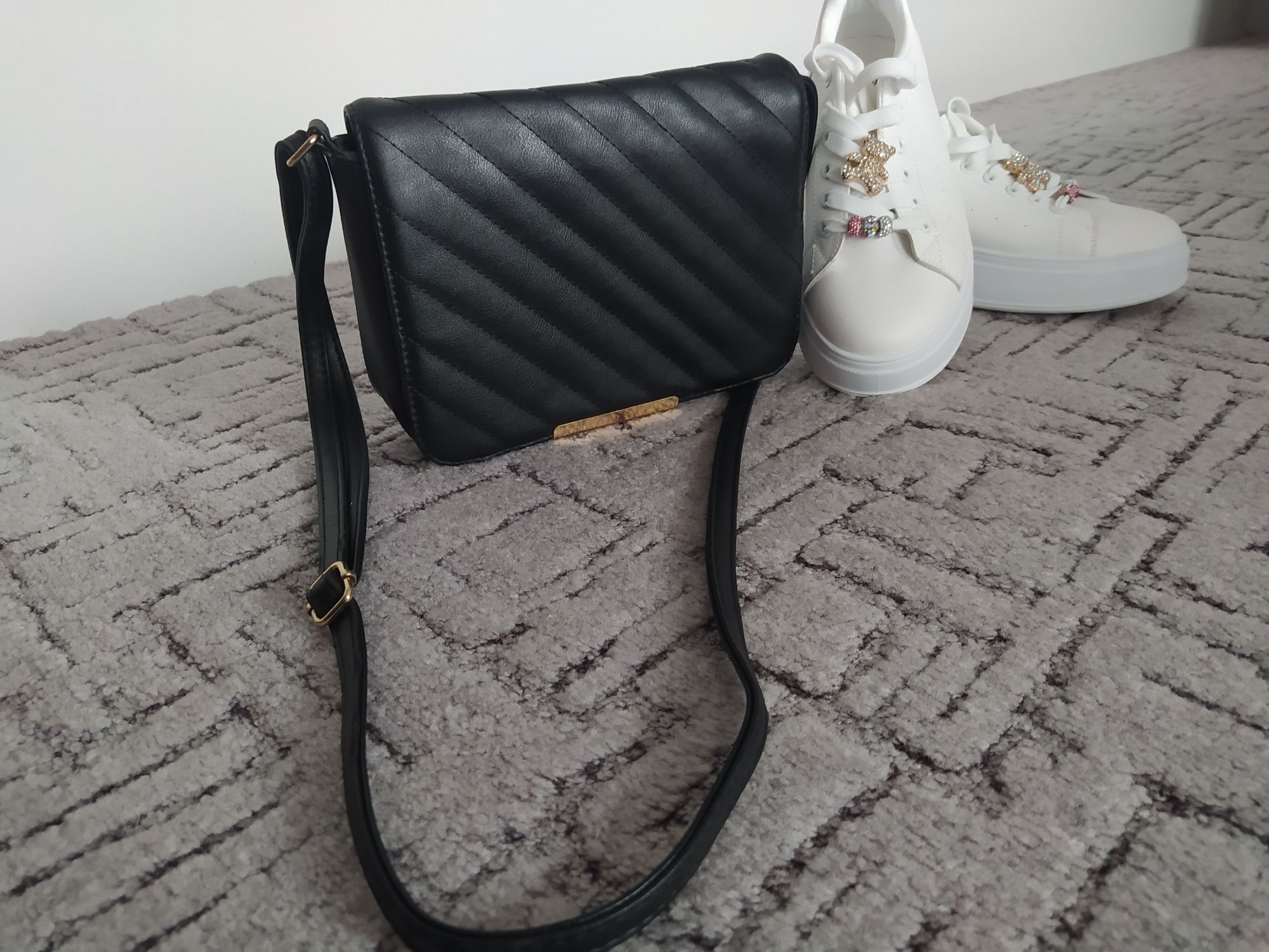 Elegancka ,czarna torebka listonoszka stan Bardzo Dobry