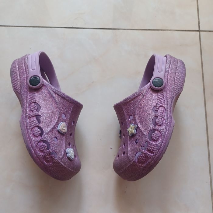 Crocsy Iconic Comfort brokatowe z 4ma przypinkami J1/32-33