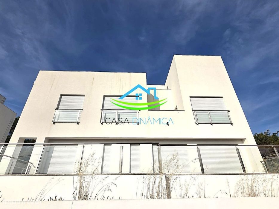 Moradia nova T4 mais 1 com grande garagem e jardim