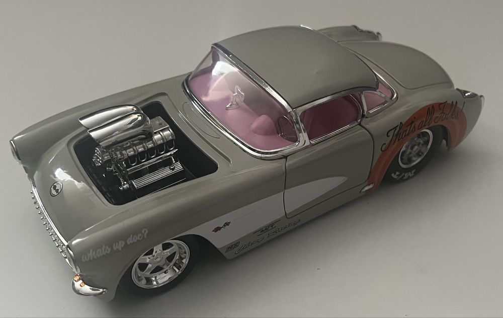 JADA Auto 1957 Chevrolet Corvette Looney Tunes Królik Bugs 1:24