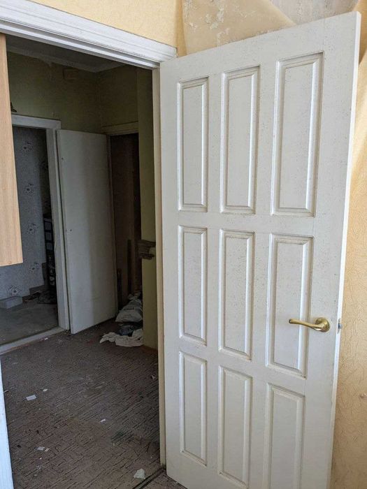 Двери (демонтированы) из разрушенного дома